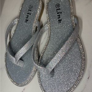 Girl Toddler Slippers Brand: Link Size: 10 Color: Silver w/rhinestones sparkly